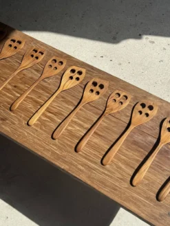 Spatule ajourée, ustensile de cuisine en teck L30 l8