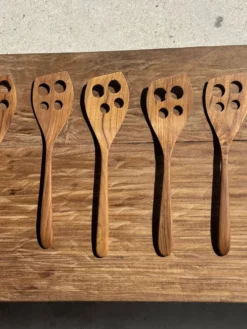 Spatule ajourée, ustensile de cuisine en teck L30 l8