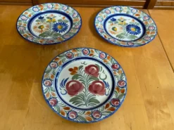 Série 3 assiettes déco quimper henriot france céramique polychrome vin