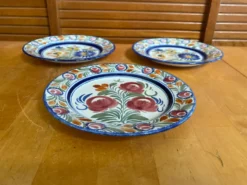 Série 3 assiettes déco quimper henriot france céramique polychrome vin