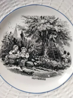 Série complète 12 assiettes Digoin Sarreguemines – Les 12 mois (1900-1920)