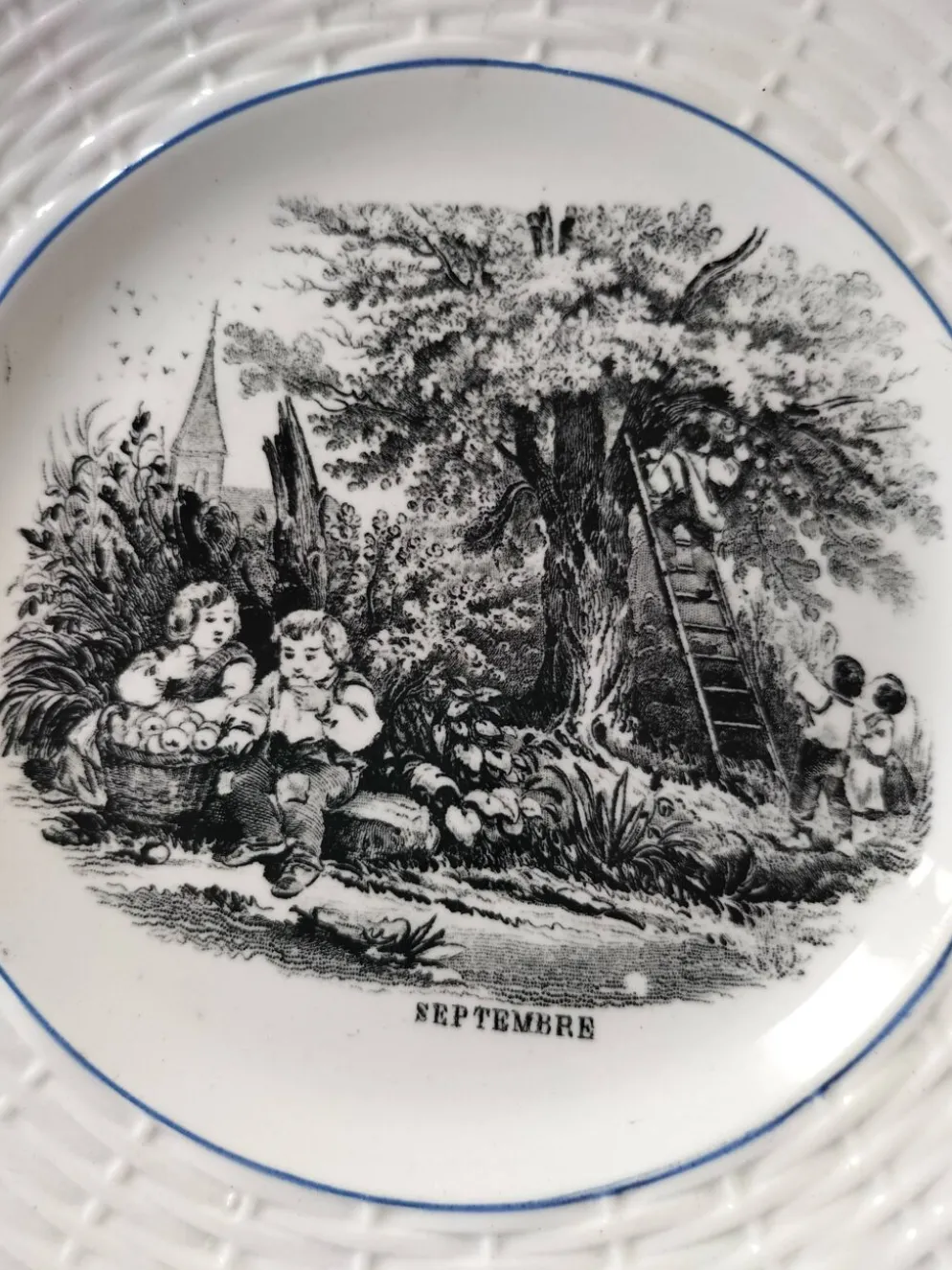 Série complète 12 assiettes Digoin Sarreguemines – Les 12 mois (1900-1920)