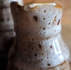 Série de 3 anciens pichets de bistrot en grès flammé – Style Revol