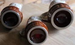 Série de 3 anciens pichets de bistrot en grès flammé – Style Revol
