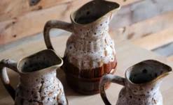 Série de 3 anciens pichets de bistrot en grès flammé – Style Revol