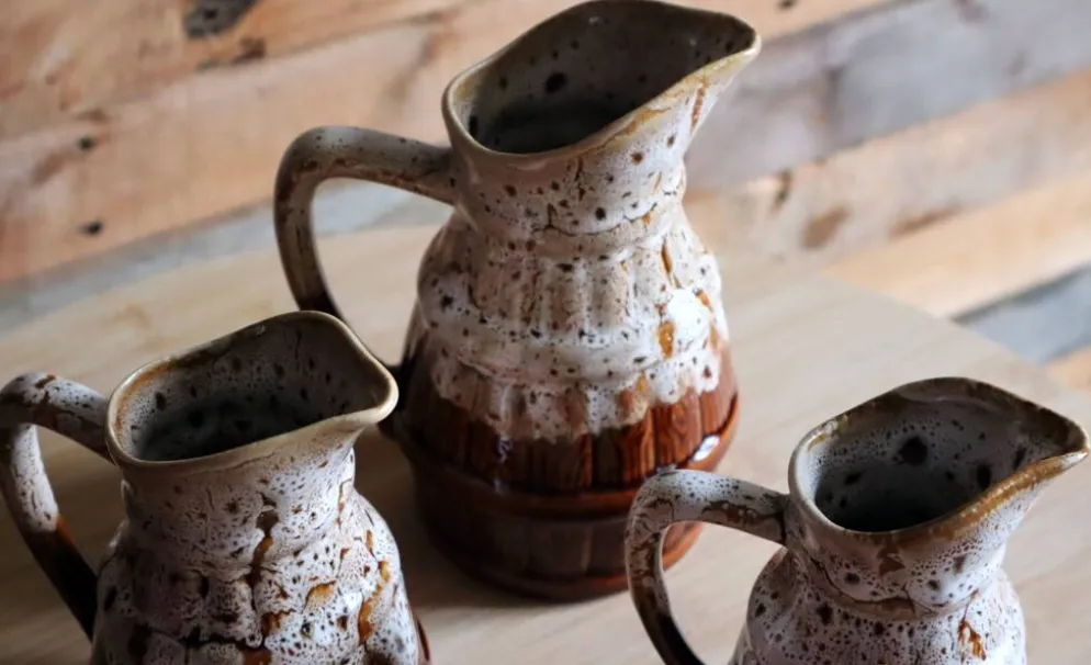 Série de 3 anciens pichets de bistrot en grès flammé – Style Revol
