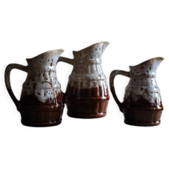 Série de 3 anciens pichets de bistrot en grès flammé – Style Revol