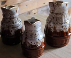 Série de 3 anciens pichets de bistrot en grès flammé – Style Revol