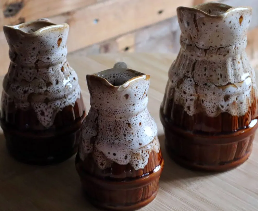 Série de 3 anciens pichets de bistrot en grès flammé – Style Revol