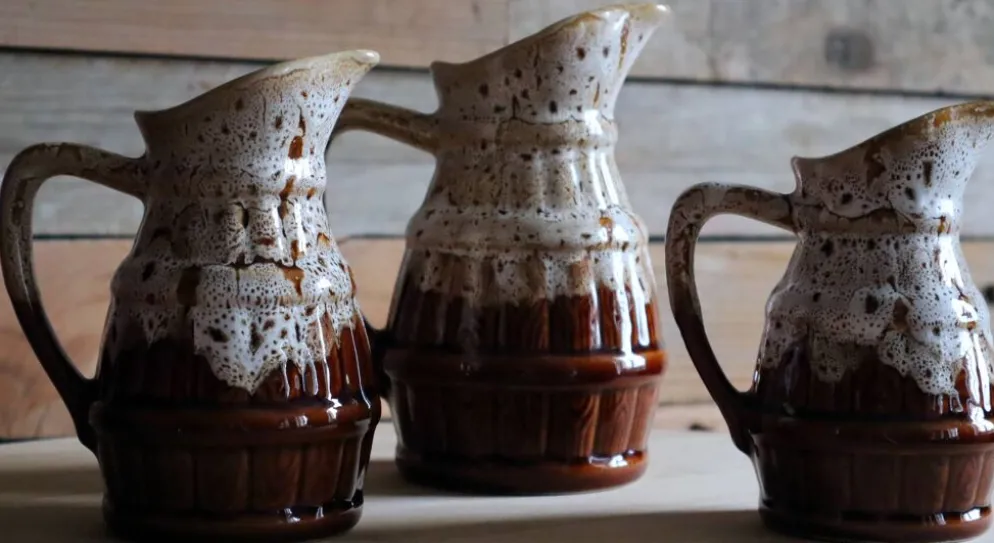 Série de 3 anciens pichets de bistrot en grès flammé – Style Revol
