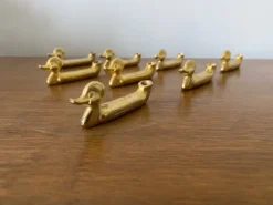Série de 8 anciens portes couteaux privilège metal doré canard vintage