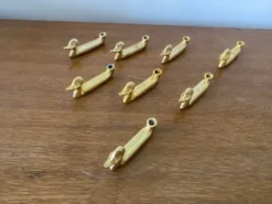 Série de 8 anciens portes couteaux privilège metal doré canard vintage