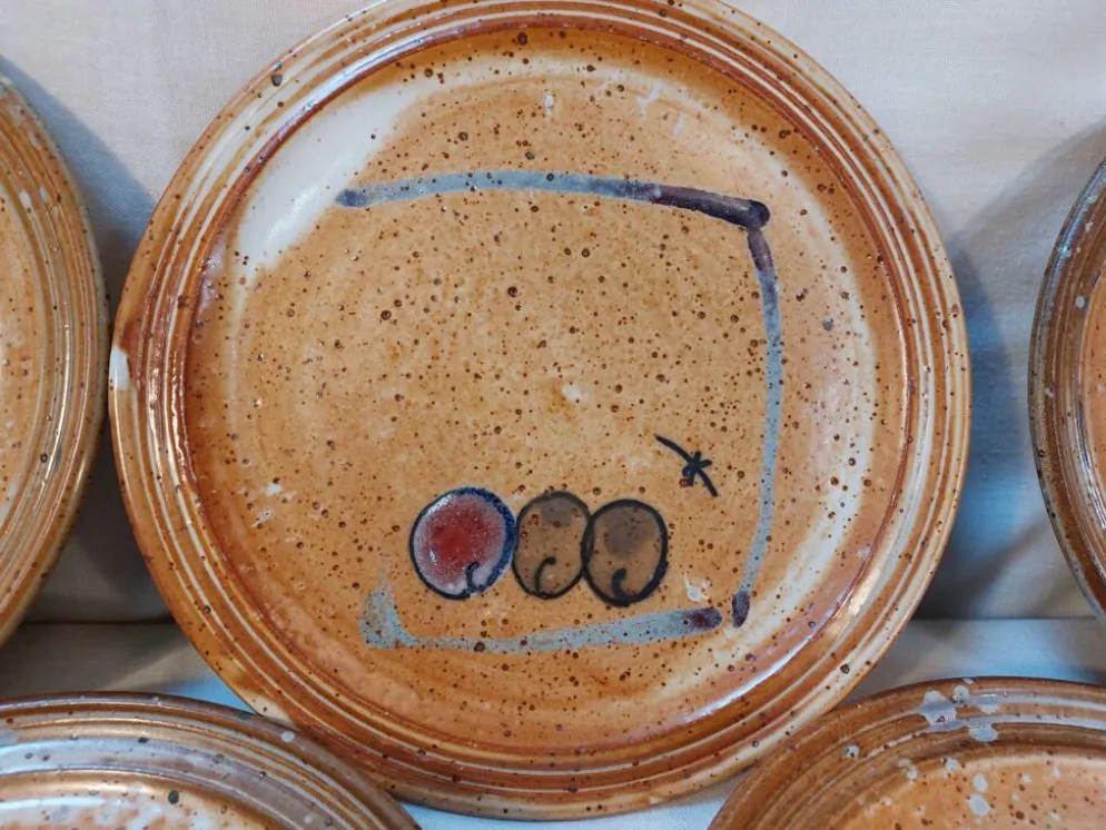 Série de 8 assiettes à dessert vintage en grès émaillé signé MALI