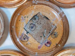 Série de 8 assiettes à dessert vintage en grès émaillé signé MALI
