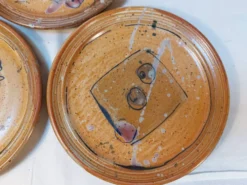 Série de 8 assiettes à dessert vintage en grès émaillé signé MALI
