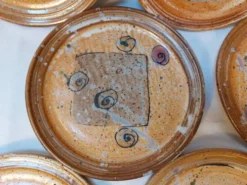 Série de 8 assiettes à dessert vintage en grès émaillé signé MALI