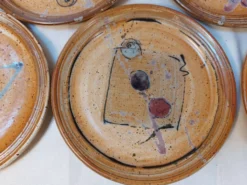 Série de 8 assiettes à dessert vintage en grès émaillé signé MALI