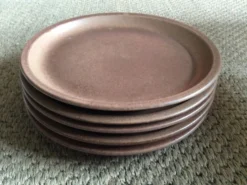 Série de 5 assiettes en grès