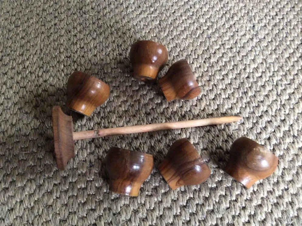 Série de 6 coquetiers en bois