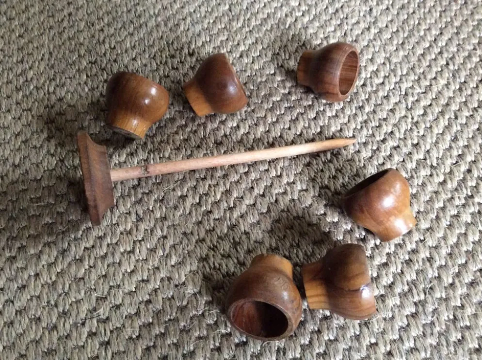 Série de 6 coquetiers en bois