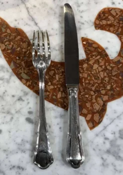 Série de 12 fourchettes et 12 couteaux ERCUIS modèle Contours