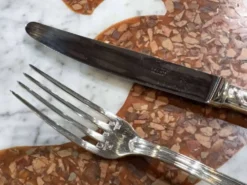 Série de 12 fourchettes et 12 couteaux ERCUIS modèle Contours