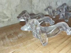 Série de 12 porte-couteaux Danone – Chiens – Bakélite / plastique dur – Ann