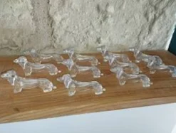 Série de 12 porte-couteaux Danone – Chiens – Bakélite / plastique dur – Ann
