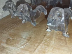 Série de 12 porte-couteaux Danone – Chiens – Bakélite / plastique dur – Ann