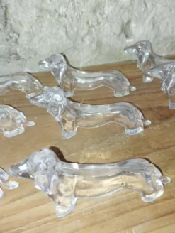 Série de 12 porte-couteaux Danone – Chiens – Bakélite / plastique dur – Ann