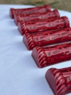 Série de 6 porte-couteaux en céramique de Proceram Aubagne – Rouge sang