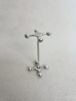 série de porte-couteaux en métal argenté brutalistes et sculpturals