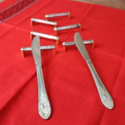 Série de 6 porte couteaux en métal argenté et doré