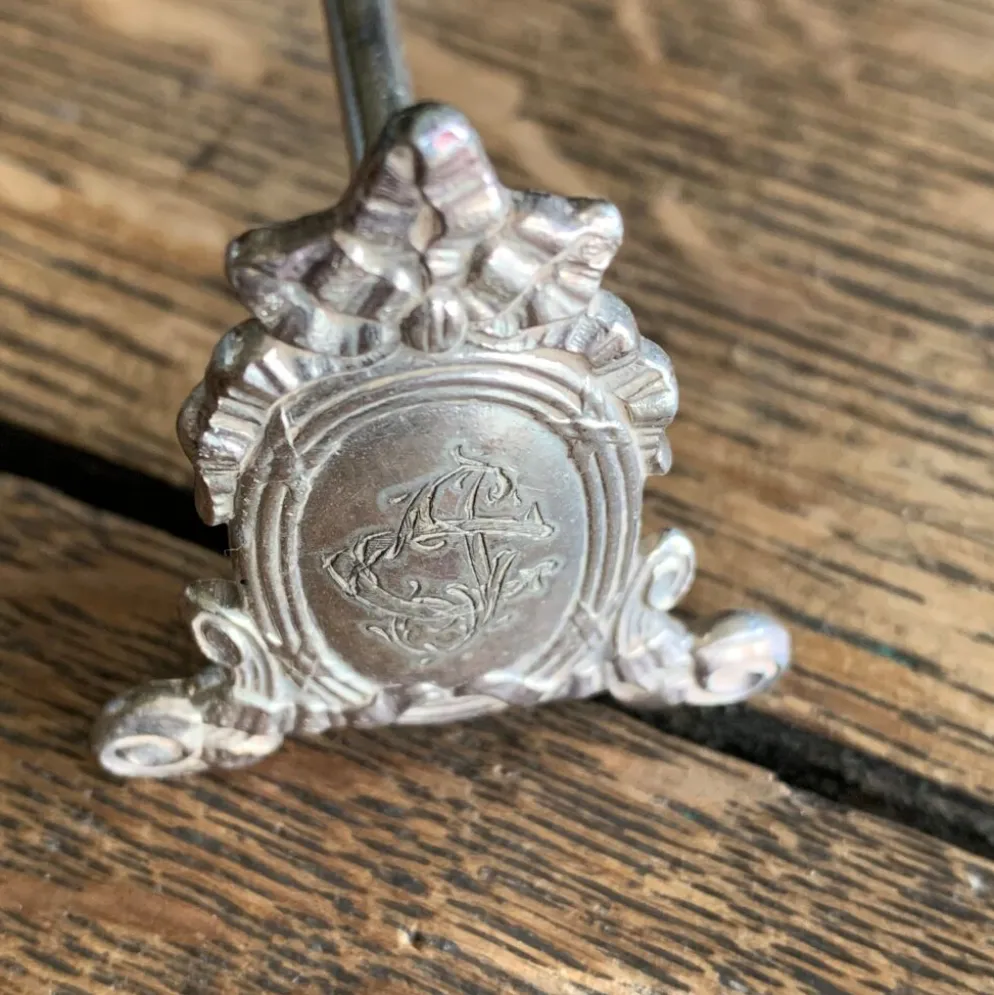 Série de 12 porte-couteaux en métal argenté monogrammé
