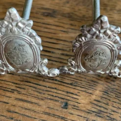 Série de 12 porte-couteaux en métal argenté monogrammé