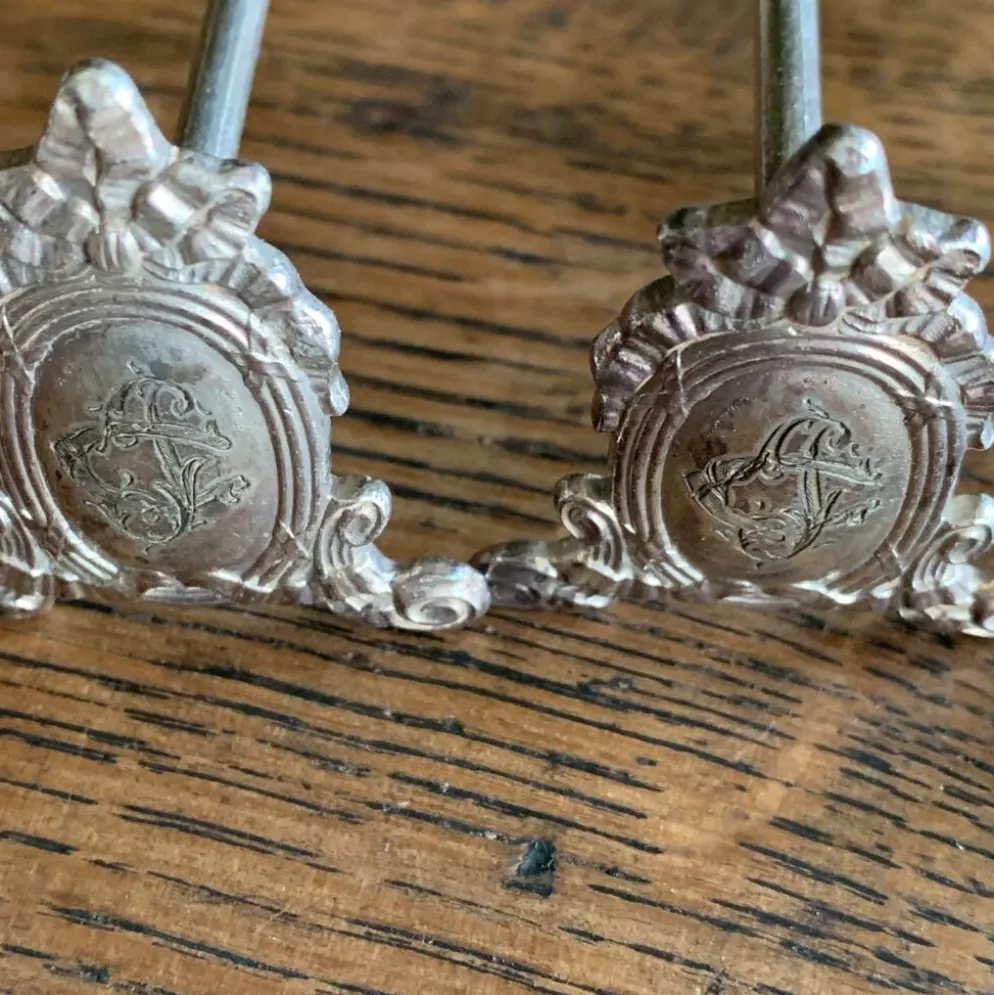 Série de 12 porte-couteaux en métal argenté monogrammé
