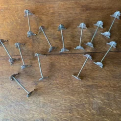 Série de 12 porte-couteaux en métal argenté monogrammé