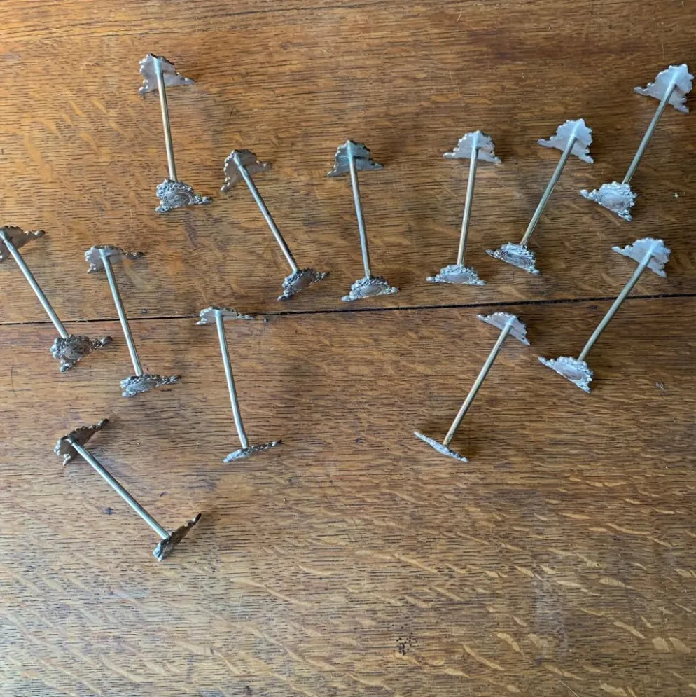 Série de 12 porte-couteaux en métal argenté monogrammé