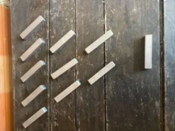 Série de 11 portes couteaux anciens alu années 70 vintage