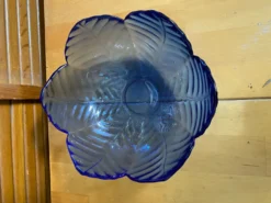 Série de 3 saladiers vintage en verre moulé bleu formant pétale de fleur