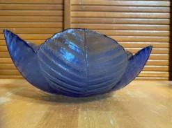 Série de 3 saladiers vintage en verre moulé bleu formant pétale de fleur