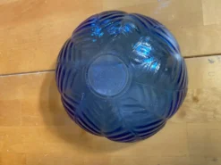 Série de 3 saladiers vintage en verre moulé bleu formant pétale de fleur