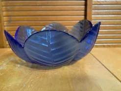 Série de 3 saladiers vintage en verre moulé bleu formant pétale de fleur