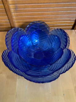 Série de 3 saladiers vintage en verre moulé bleu formant pétale de fleur