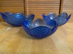 Série de 3 saladiers vintage en verre moulé bleu formant pétale de fleur