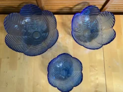 Série de 3 saladiers vintage en verre moulé bleu formant pétale de fleur