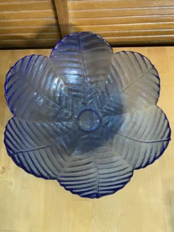 Série de 3 saladiers vintage en verre moulé bleu formant pétale de fleur