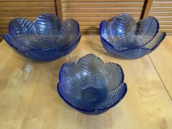 Série de 3 saladiers vintage en verre moulé bleu formant pétale de fleur