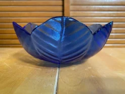 Série de 3 saladiers vintage en verre moulé bleu formant pétale de fleur