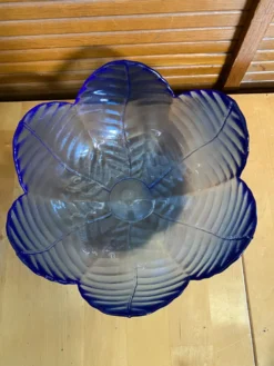 Série de 3 saladiers vintage en verre moulé bleu formant pétale de fleur